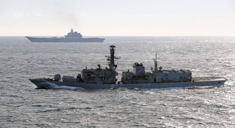 Британский корабль St Albans (на первом плане) сопровождает российский корабль Адмирал Кузнецов Британский корабль St Albans (на первом плане) сопровождает российский корабль Адмирал Кузнецов