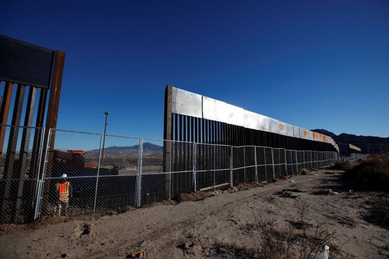 Недавно построенный участок забора, разделяющий  США и Мексику, Sunland Park