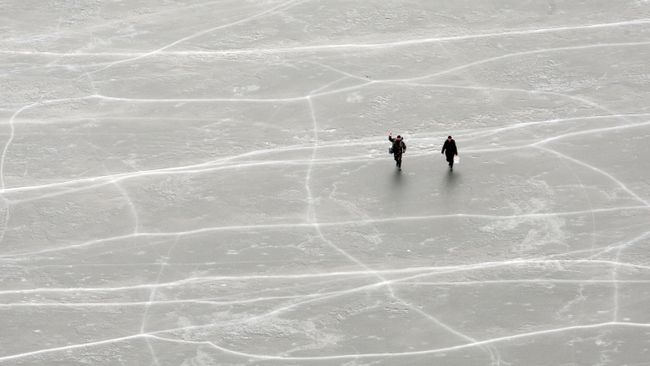Рыбаки на льду. Архивное фото