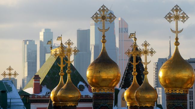 Купола собора Спаса нерукотворного образа на фоне небоскребов Москва-сити Купола собора Спаса нерукотворного образа на фоне небоскребов Москва-сити
