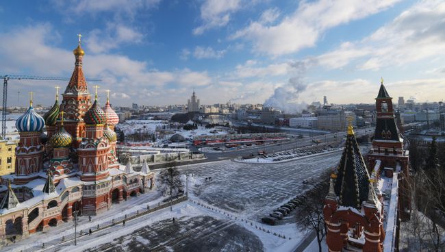 Вид со Спасской башни Московского Кремля на Храм Василия Блаженного. Архивное фото Вид со Спасской башни Московского Кремля на Храм Василия Блаженного. Архивное фото