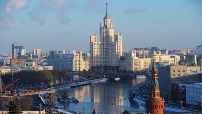 Стена и Беклемишевская башня Московского Кремля, Москва-река и высотное здание на Котельнической набережной. Архивное фото Стена и Беклемишевская башня Московского Кремля, Москва-река и высотное здание на Котельнической набережной. Архивное фото