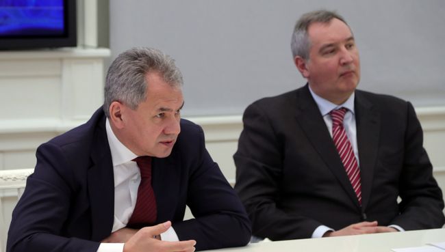 Министр обороны РФ Сергей Шойгу и заместитель председателя правительства РФ Дмитрий Рогозин во время видеоконференции по случаю начала летных испытаний авиационного комплекса МиГ-35. 26 января 2017 Министр обороны РФ Сергей Шойгу и заместитель председателя правительства РФ Дмитрий Рогозин во время видеоконференции по случаю начала летных испытаний авиационного комплекса МиГ-35. 26 января 2017