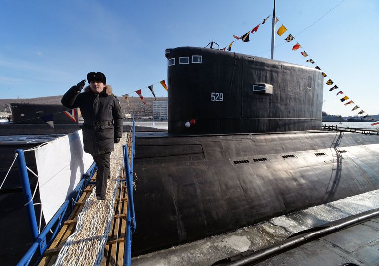 Дизельная подводная лодка Комсомольск-на-Амуре проекта 877 Палтус во время торжественной церемонии ввода в боевой строй Тихоокеанского флота после ремонта и модернизации Дизельная подводная лодка Комсомольск-на-Амуре проекта 877 Палтус во время торжественной церемонии ввода в боевой строй Тихоокеанского флота после ремонта и модернизации