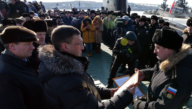 Мэр Комсомольска-на-Амуре Андрей Климов вручает командиру подводной лодки Комсомольск-на-Амуре проекта 877 Палтус капитану 2-го ранга Андрею Бодаку подарочные сертификаты