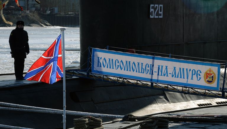 Дизельная подводная лодка Комсомольск-на-Амуре проекта 877 Палтус во время торжественной церемонии ввода в боевой строй Тихоокеанского флота после ремонта и модернизации