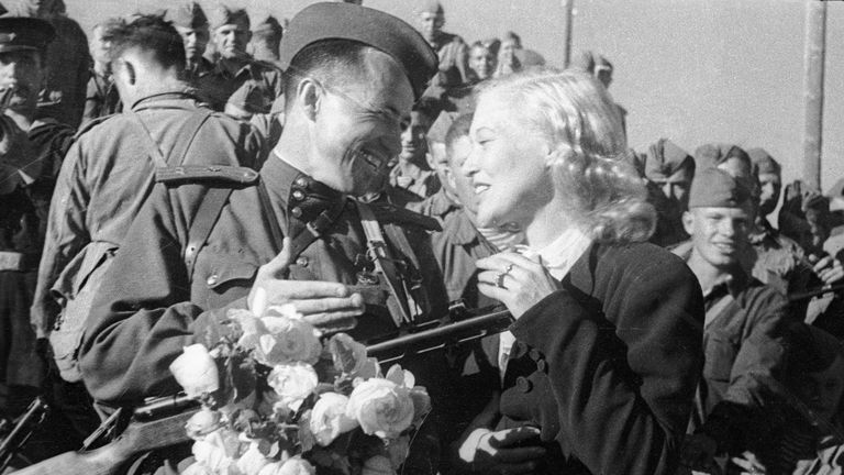 Артистка Любовь Орлова провожает солдат на фронт Артистка Любовь Орлова провожает солдат на фронт