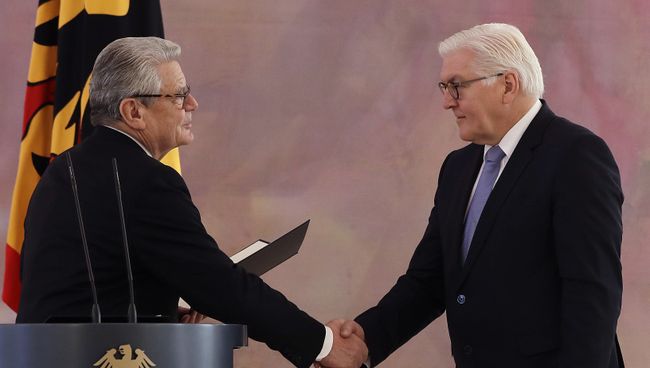 Президент Германии Йоахим Гаук и Франк-Вальтер Штайнмайер в резиденции главы государства. 27 января 2017 Президент Германии Йоахим Гаук и Франк-Вальтер Штайнмайер в резиденции главы государства. 27 января 2017
