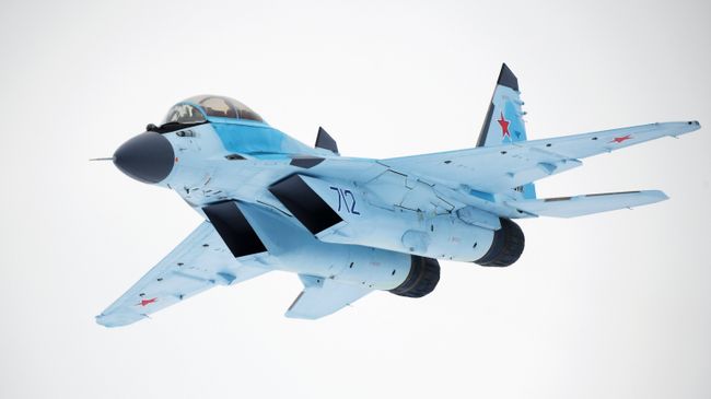 Авиационный комплекс МиГ-35 во время летной демонстрации на презентации в Московской области