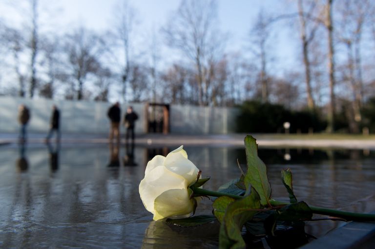 У мемориала в Берлине в день памяти жертв Холокоста У мемориала в Берлине в день памяти жертв Холокоста
