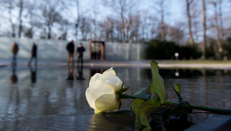 У мемориала в Берлине в день памяти жертв Холокоста У мемориала в Берлине в день памяти жертв Холокоста