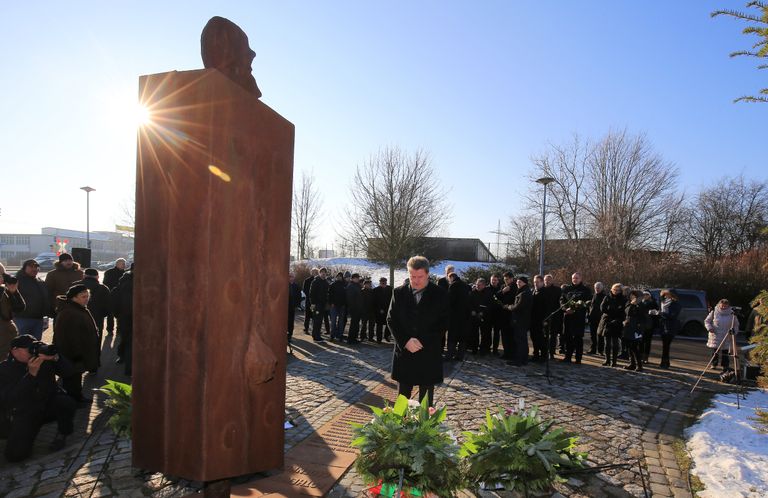 Мэр Магдебурга Лутц Трюмпер возлагает цветы у мемориала в Германии Мэр Магдебурга Лутц Трюмпер возлагает цветы у мемориала в Германии