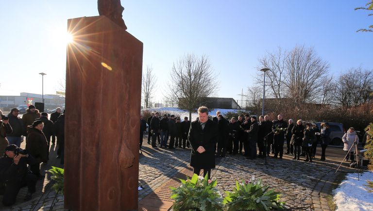Мэр Магдебурга Лутц Трюмпер возлагает цветы у мемориала в Германии Мэр Магдебурга Лутц Трюмпер возлагает цветы у мемориала в Германии