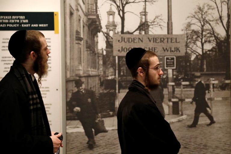 Ультраортодоксальные еврейские посетители в мемориальном комплексе истории Холокоста, Иерусалим Ультраортодоксальные еврейские посетители в мемориальном комплексе истории Холокоста, Иерусалим
