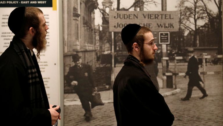 Ультраортодоксальные еврейские посетители в мемориальном комплексе истории Холокоста, Иерусалим Ультраортодоксальные еврейские посетители в мемориальном комплексе истории Холокоста, Иерусалим