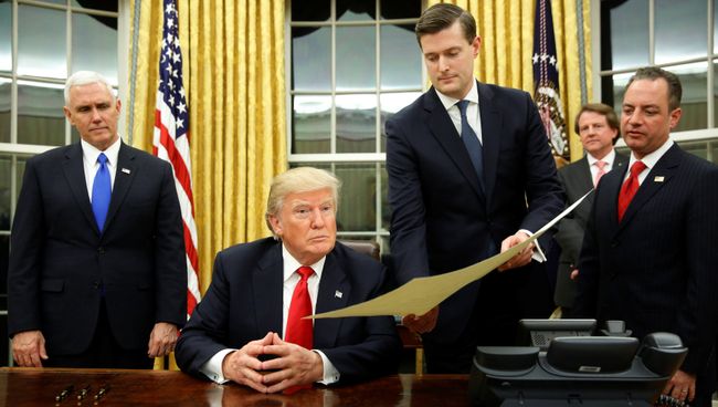 Президент США Дональд Трамп в Овальном кабинете Белого дома в Вашингтоне, США. 20 января 2017 Президент США Дональд Трамп в Овальном кабинете Белого дома в Вашингтоне, США. 20 января 2017