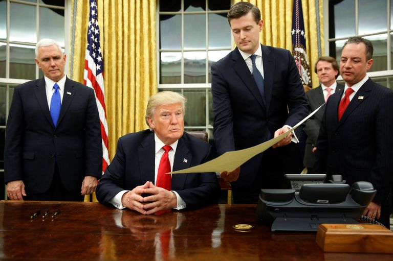 Президент США Дональд Трамп в Овальном кабинете Белого дома в Вашингтоне, США. 20 января 2017 Президент США Дональд Трамп в Овальном кабинете Белого дома в Вашингтоне, США. 20 января 2017