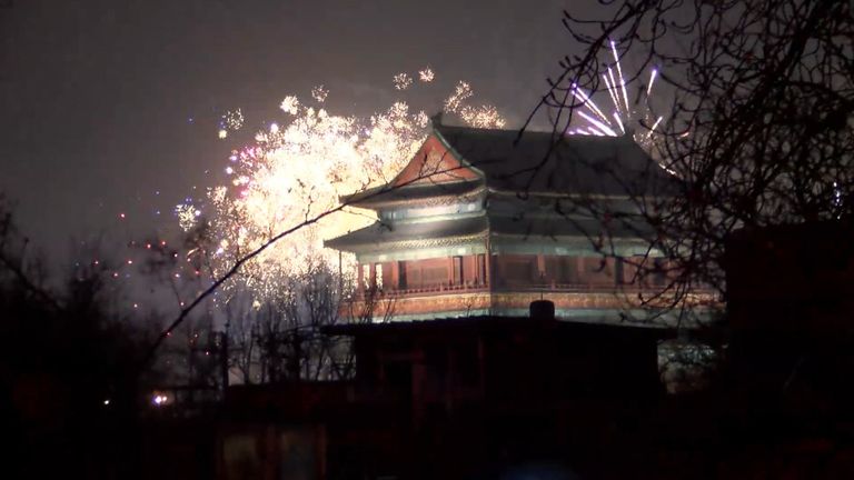 Китайский Новый год в Пекине: красочные фейерверки и взрывы петард Китайский Новый год в Пекине: красочные фейерверки и взрывы петард