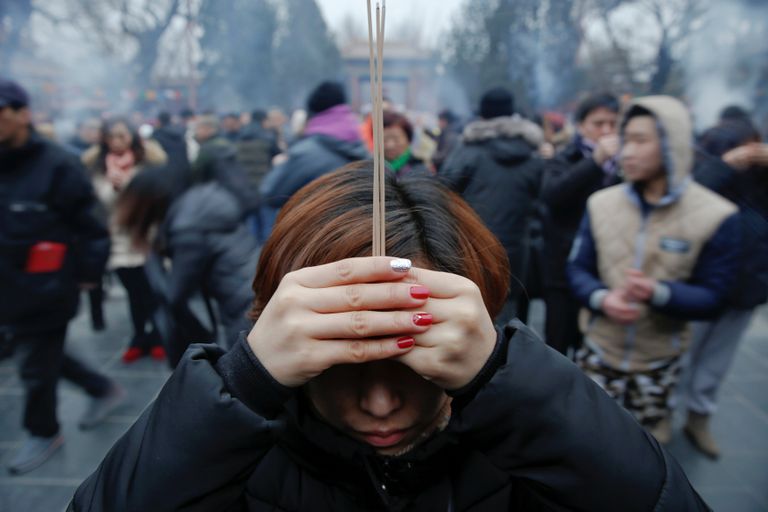 Люди молются в храме Юнхэгун Лама в первый день китайского Нового Года в Пекине, Китай. 28 января 2017 года Люди молются в храме Юнхэгун Лама в первый день китайского Нового Года в Пекине, Китай. 28 января 2017 года