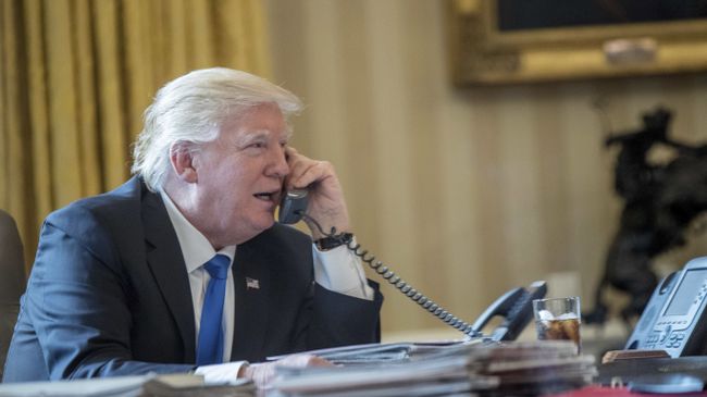 Президент США Дональд Трамп разговаривает по телефону с российским президентом Владимиром Путиным. 28 января 2017 год Президент США Дональд Трамп разговаривает по телефону с российским президентом Владимиром Путиным. 28 января 2017 год