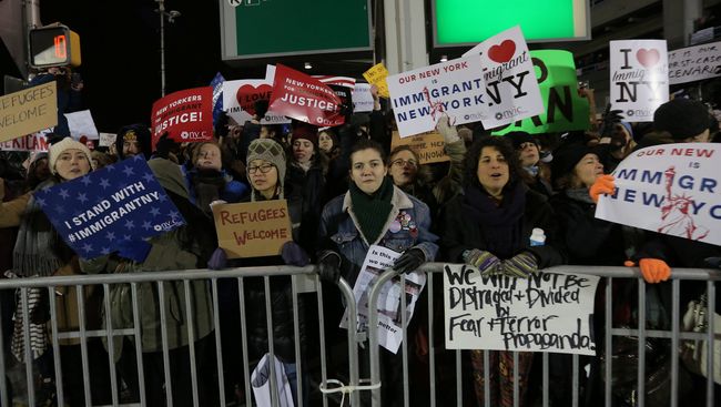 Протест в аэропорту Кеннеди в Нью-Йорке из-за указа Трампа о беженцах. 28 января 2017 год Протест в аэропорту Кеннеди в Нью-Йорке из-за указа Трампа о беженцах. 28 января 2017 год
