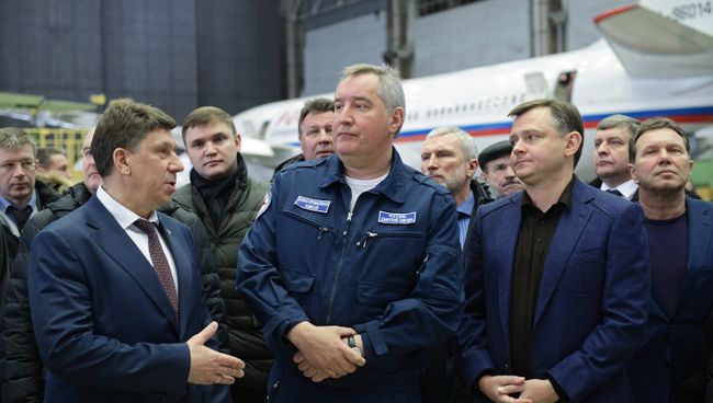 Генеральный директор Воронежское акционерное самолетостроительное Общество (ВАСО) Дмитрий Пришвин, заместитель председателя правительства РФ Дмитрий Рогозин и президент ПАО ОАК Юрий Слюсарь во время посещения ВАСО в Воронеже