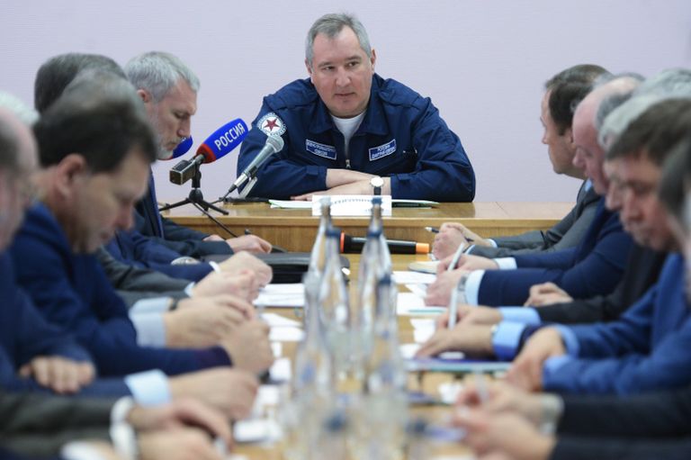Заместитель председателя правительства РФ Дмитрий Рогозин во время выездного совещания в ходе посещения Воронежского механического завода в Воронеже 