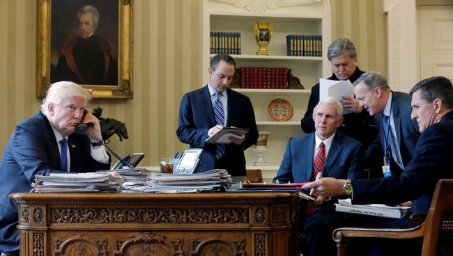 Президент США Дональд Трамп говорит по телефону с президентом России Владимиром Путиным, 28 января 2017 Президент США Дональд Трамп говорит по телефону с президентом России Владимиром Путиным, 28 января 2017