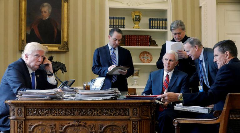 Президент США Дональд Трамп говорит по телефону с президентом России Владимиром Путиным, 28 января 2017