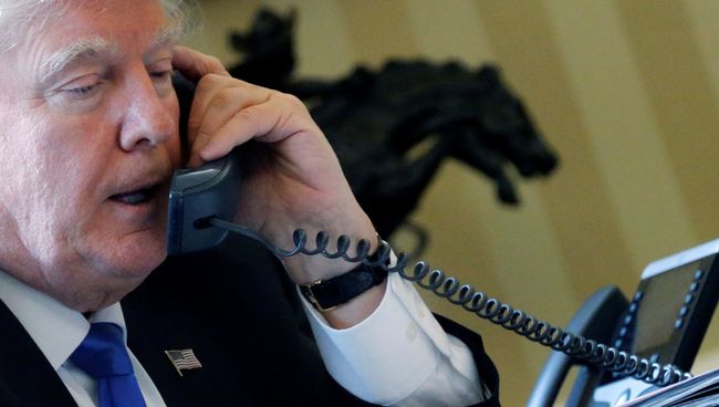 Президент США Дональд Трамп во время телефонного разговора с президентом России Владимиром Путиным, 28 января 2017 Президент США Дональд Трамп во время телефонного разговора с президентом России Владимиром Путиным, 28 января 2017