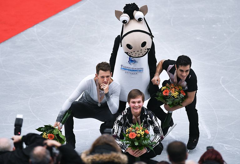 Призеры соревнований в мужском одиночном катании на чемпионате Европы по фигурному катанию в Остраве во время церемонии награждения Призеры соревнований в мужском одиночном катании на чемпионате Европы по фигурному катанию в Остраве во время церемонии награждения
