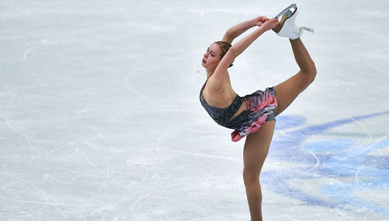 Анна Погорилая (Россия) выступает в произвольной программе женского одиночного катания на чемпионате Европы по фигурному катанию в Остраве