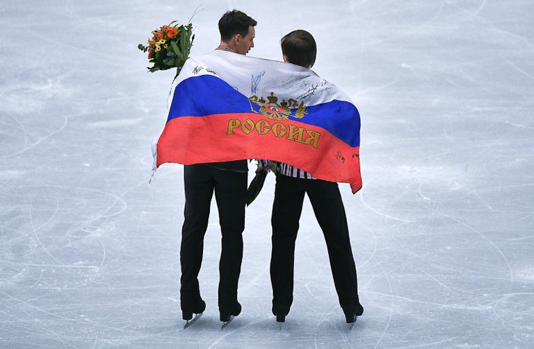 Призеры соревнований в мужском одиночном катании на чемпионате Европы по фигурному катанию в Остраве во время церемонии награждения Призеры соревнований в мужском одиночном катании на чемпионате Европы по фигурному катанию в Остраве во время церемонии награждения