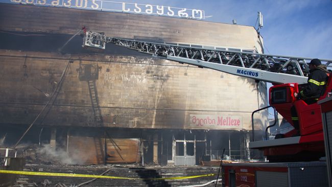 Пожарные тушат здание торгового центра Детский мир в Тбилиси. 30 января 2017