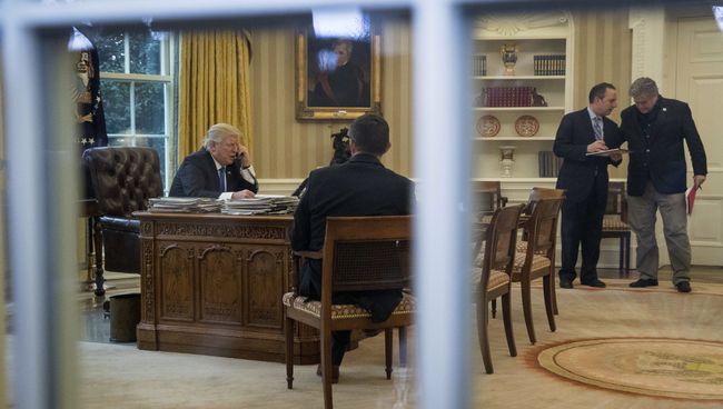 Дональд Трамп во время телефонного разговора с Ангелой Меркель. Архивное фото
