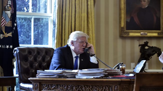 Президент США Дональд Трамп во время телефонного разговора с президентом России Владимиром Путиным, 28 января 2017 Президент США Дональд Трамп во время телефонного разговора с президентом России Владимиром Путиным, 28 января 2017