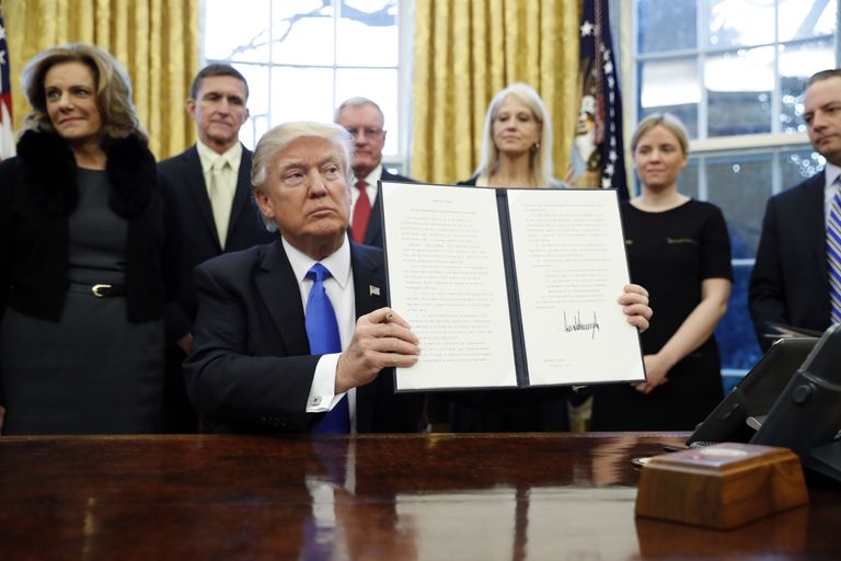 Президент США Дональд Трамп держит один из только что подписанных указов. 28 января 2017