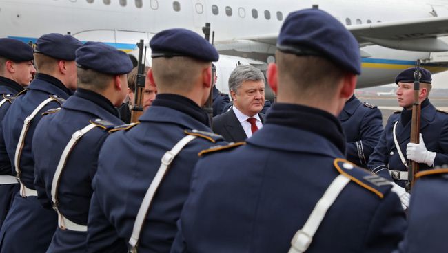 Президент Украины Петр Порошенко во время церемонии встречи в аэропорту Берлина. 30 января 2017 Президент Украины Петр Порошенко во время церемонии встречи в аэропорту Берлина. 30 января 2017