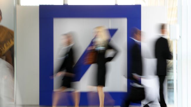 Логотип Deutsche Bank в штаб-квартире компании во Франкфурте-на-Мане, Германия. Архивное фото Логотип Deutsche Bank в штаб-квартире компании во Франкфурте-на-Мане, Германия. Архивное фото