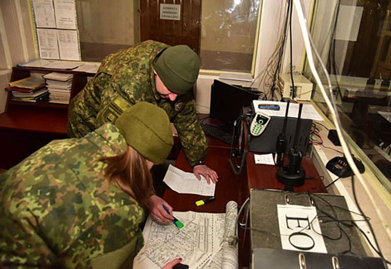 Сотрудники правоохранительных органов и военные в Авдеевке, Украина
