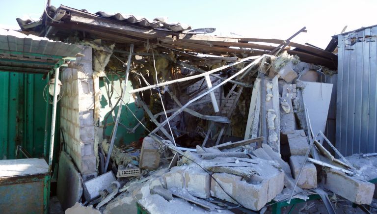 Парикмахерская на привокзальном рынке в Куйбышевском районе Донецка, пострадавшая в результате обстрела украинскими силовиками Парикмахерская на привокзальном рынке в Куйбышевском районе Донецка, пострадавшая в результате обстрела украинскими силовиками