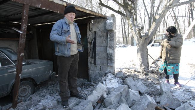 Местные жители возле гаража, пострадавшего в результате обстрела украинскими силовиками, в городе Макеевка Донецкой области Местные жители возле гаража, пострадавшего в результате обстрела украинскими силовиками, в городе Макеевка Донецкой области
