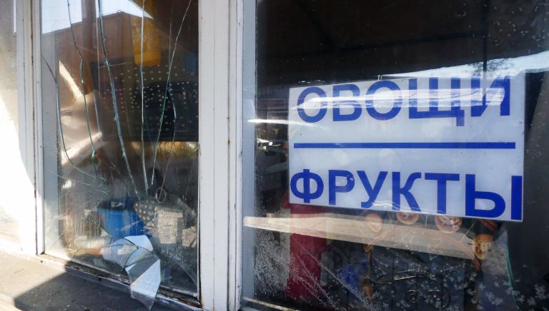 Разбитые витрины на привокзальном рынке в Куйбышевском районе Донецка, пострадавшие в результате обстрела украинскими силовиками Разбитые витрины на привокзальном рынке в Куйбышевском районе Донецка, пострадавшие в результате обстрела украинскими силовиками