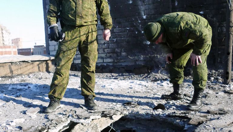 Поврежденная крыша 9-ти этажного жилого здания по улице Куйбышева в Донецке, пострадавшая в результате обстрела украинскими силовиками Поврежденная крыша 9-ти этажного жилого здания по улице Куйбышева в Донецке, пострадавшая в результате обстрела украинскими силовиками