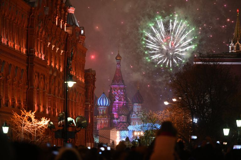 Праздничный салют во время празднования Нового года в Москве Праздничный салют во время празднования Нового года в Москве