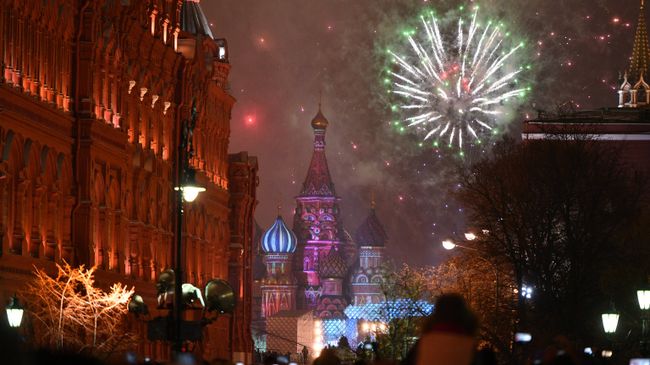 Праздничный салют во время празднования Нового года в Москве Праздничный салют во время празднования Нового года в Москве