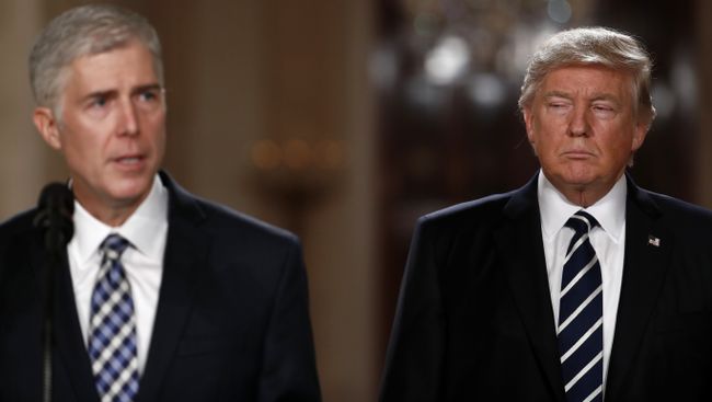 Президент США Дональд Трамп и кандидат на должность судьи Верховного суда США Нил Горсач Президент США Дональд Трамп и кандидат на должность судьи Верховного суда США Нил Горсач