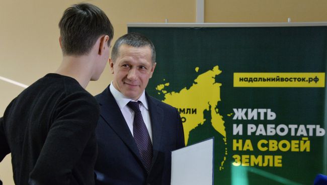 Полномочный представитель Президента РФ в ДФО Юрий Трутнев вручает сертификаты на дальневосточные гектары жителям Приморья Полномочный представитель Президента РФ в ДФО Юрий Трутнев вручает сертификаты на дальневосточные гектары жителям Приморья