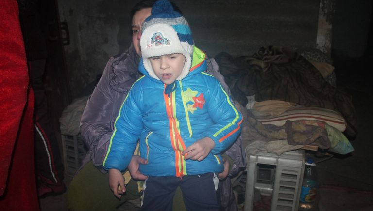 Местные жители в подвале жилого дома, пострадавшего в результате обстрела украинскими силовиками, в Донецке Местные жители в подвале жилого дома, пострадавшего в результате обстрела украинскими силовиками, в Донецке