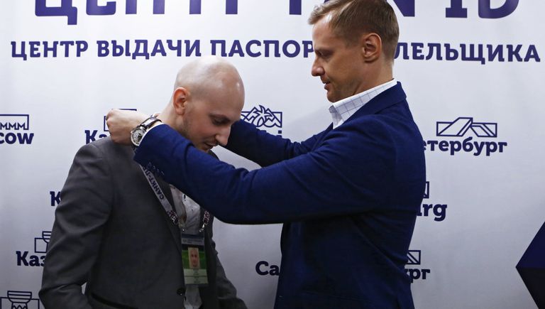 Бывший вратарь футбольного клуба Зенит Вячеслав Малафеев в центре выдачи паспортов болельщиков в Санкт-Петербурге